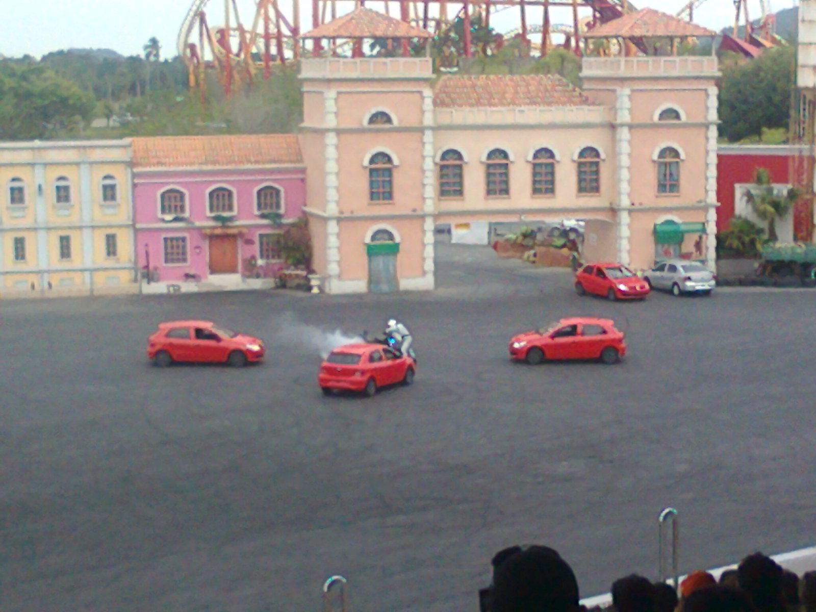 Apresentação de acrobacias com carros