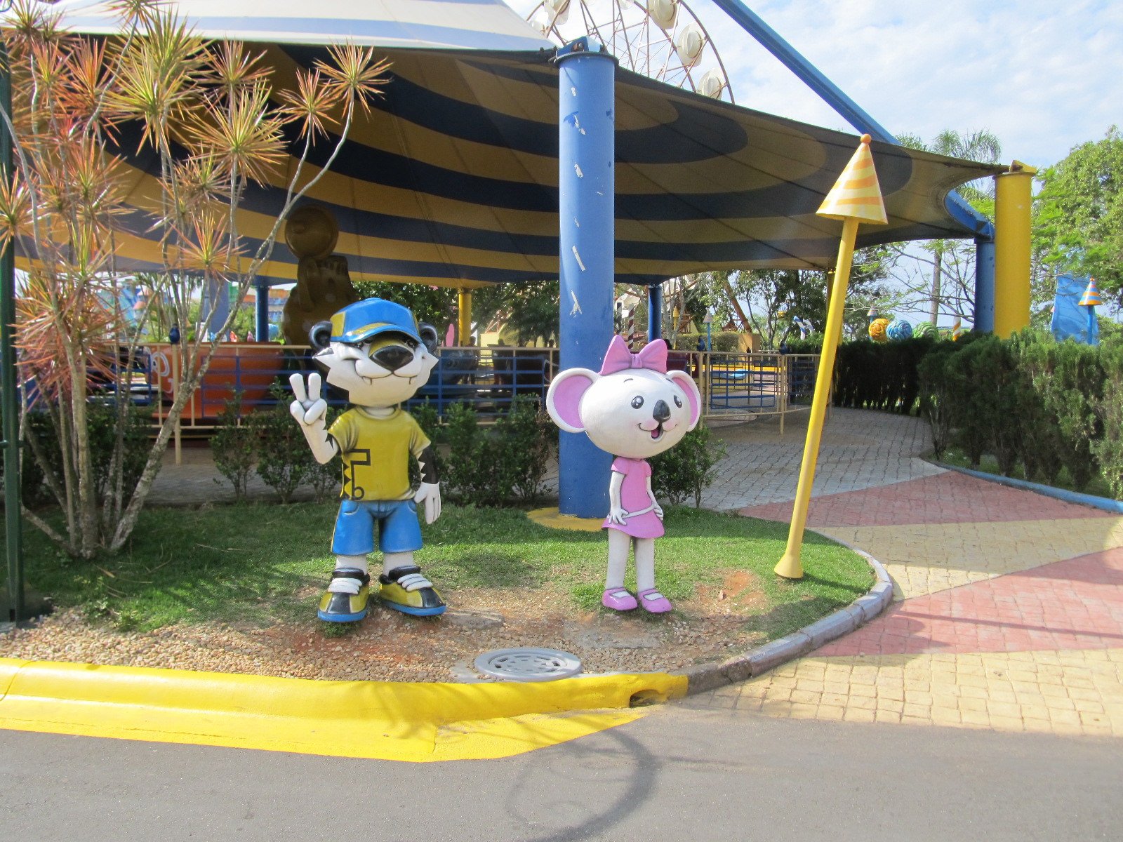 Esculturas dos mascotes do parque