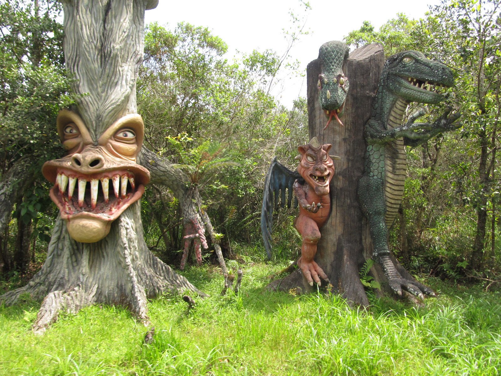 Área temática com esculturas de dinossauros