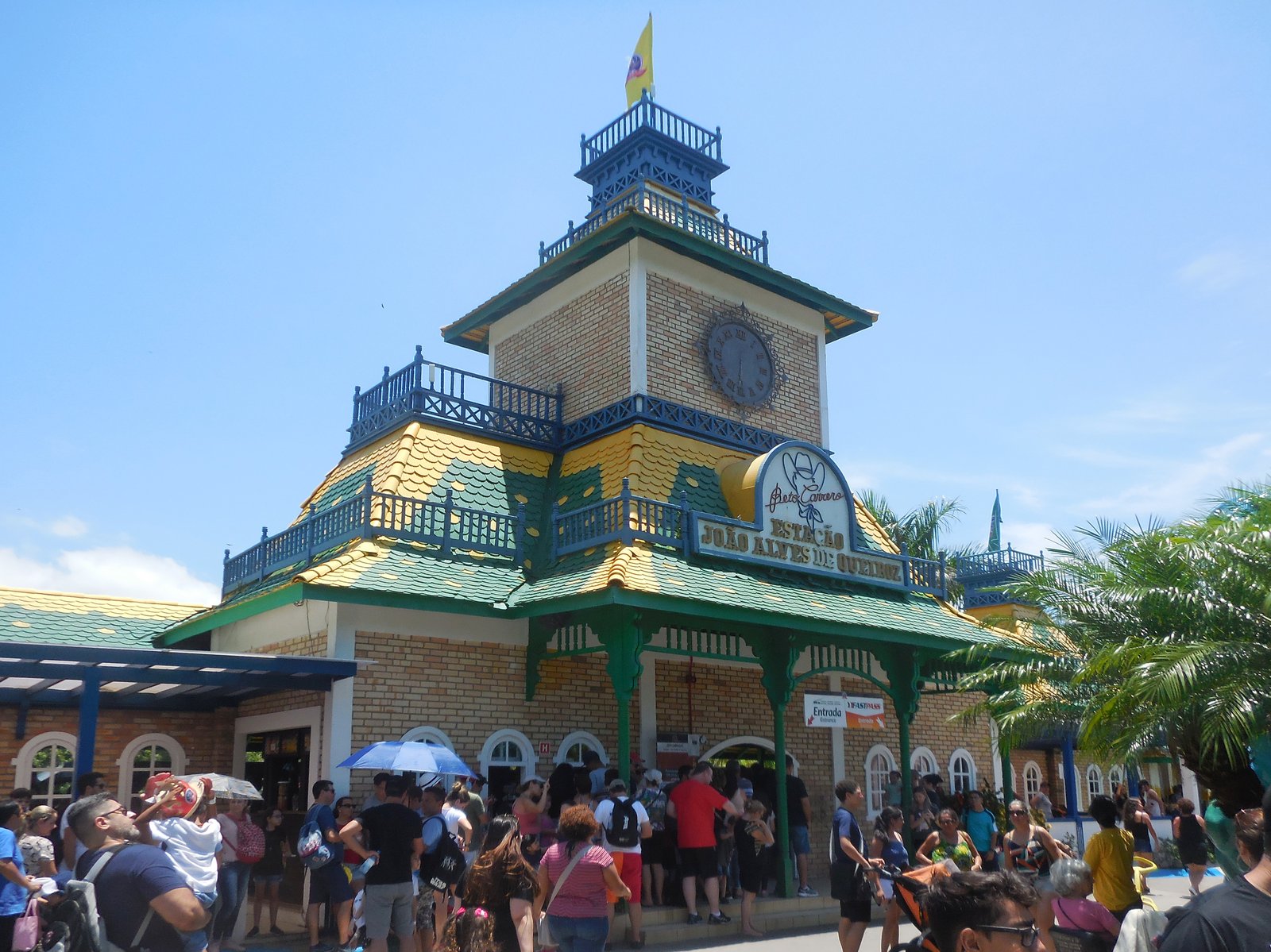 Estação de trem temática na entrada do parque