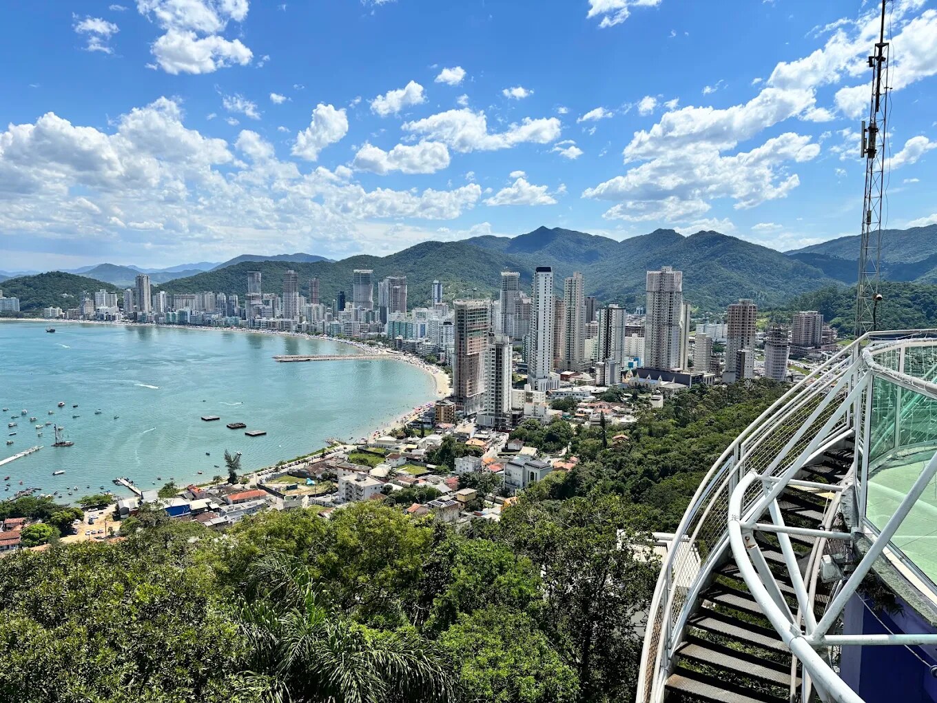 Vista do mirante para a orla, os prédios e a serra ao fundo