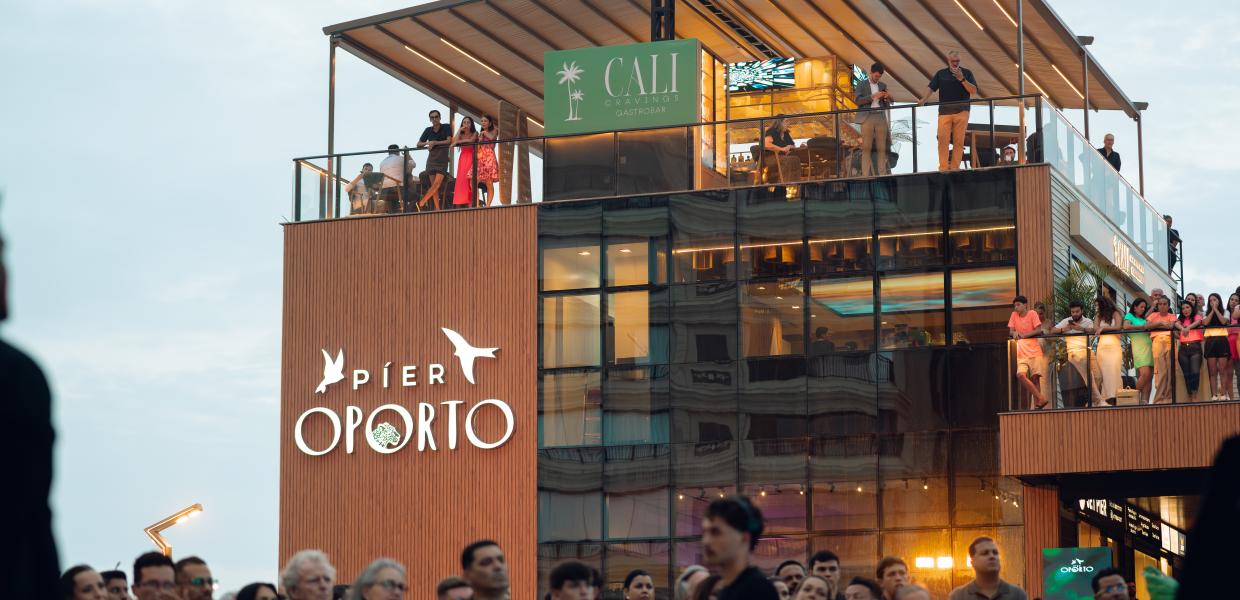 Fachada e letreiro do Píer Oporto, com o Cali Cravings ao fundo