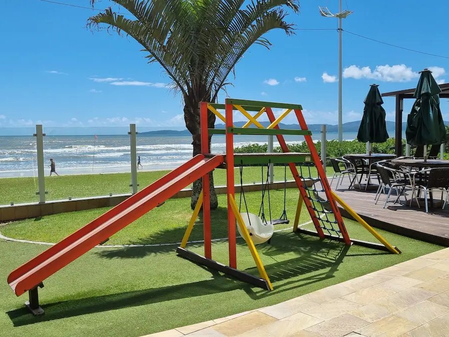 Playground infantil na área verde beira-mar do condomínio