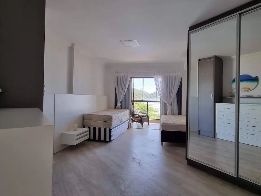 Quarto com duas camas de solteiro