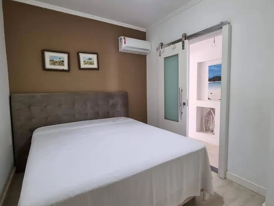 Quarto com parede terracota