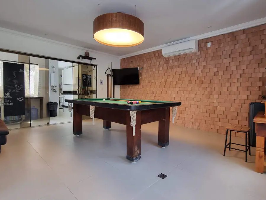 Salão de jogos com mesa de sinuca
