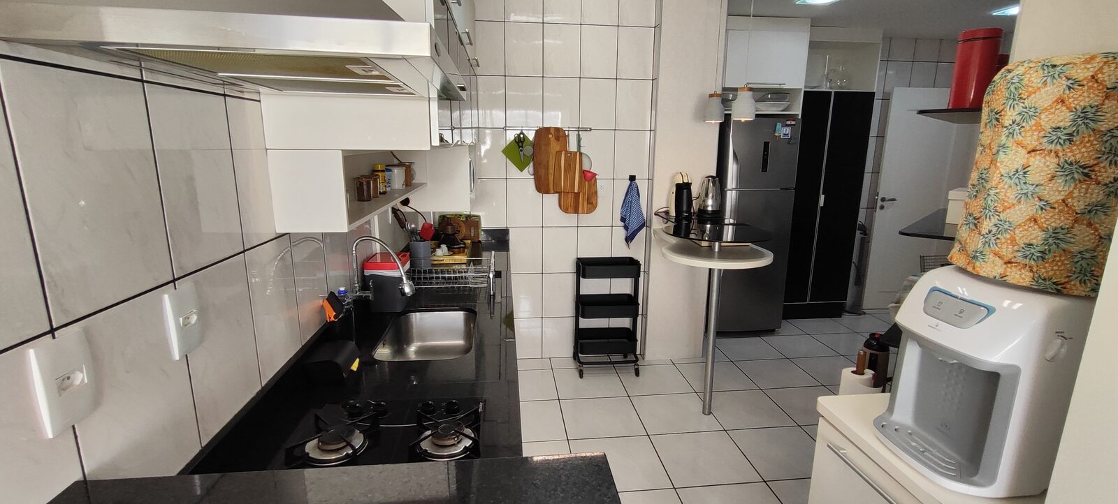 Cozinha planejada, conectada à área de refeições