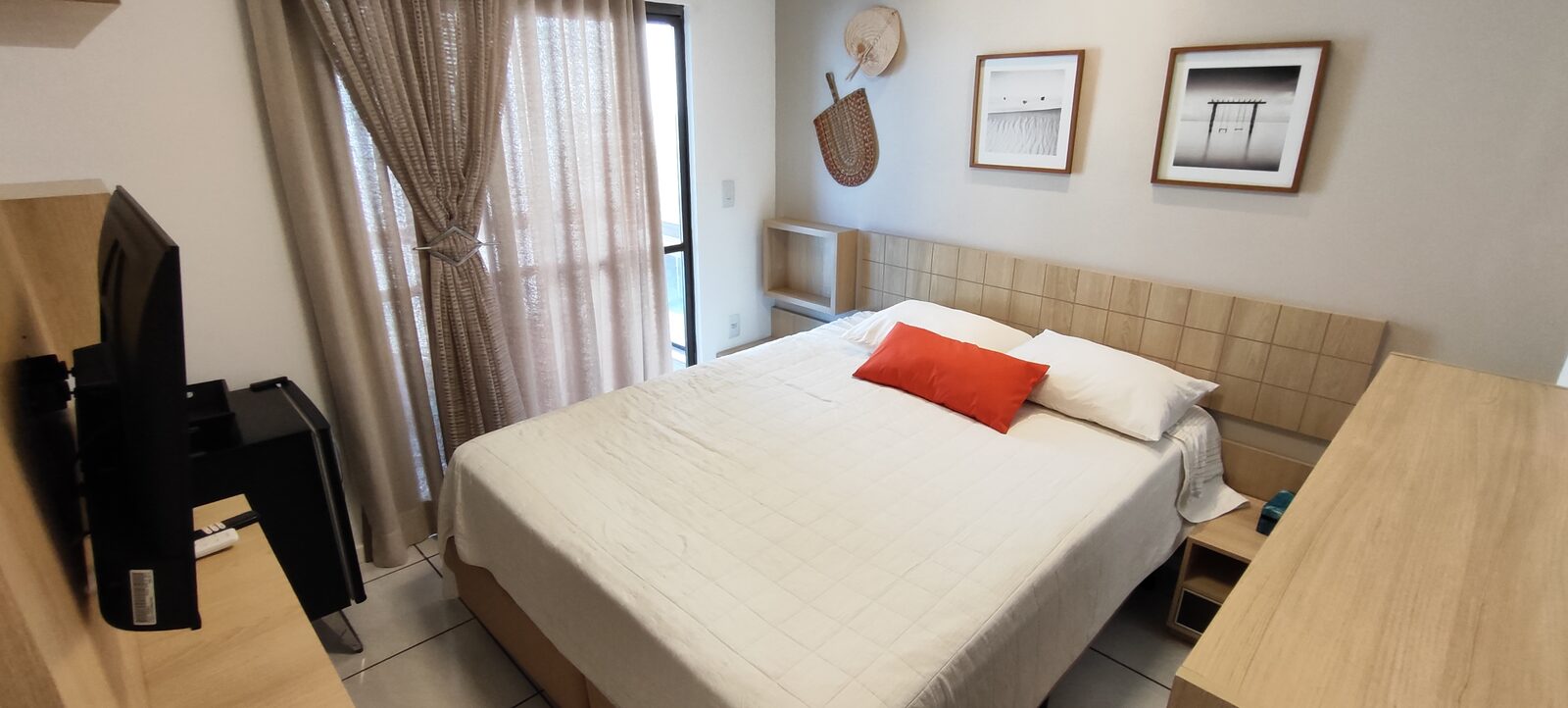 Quarto com cama queen e sacada