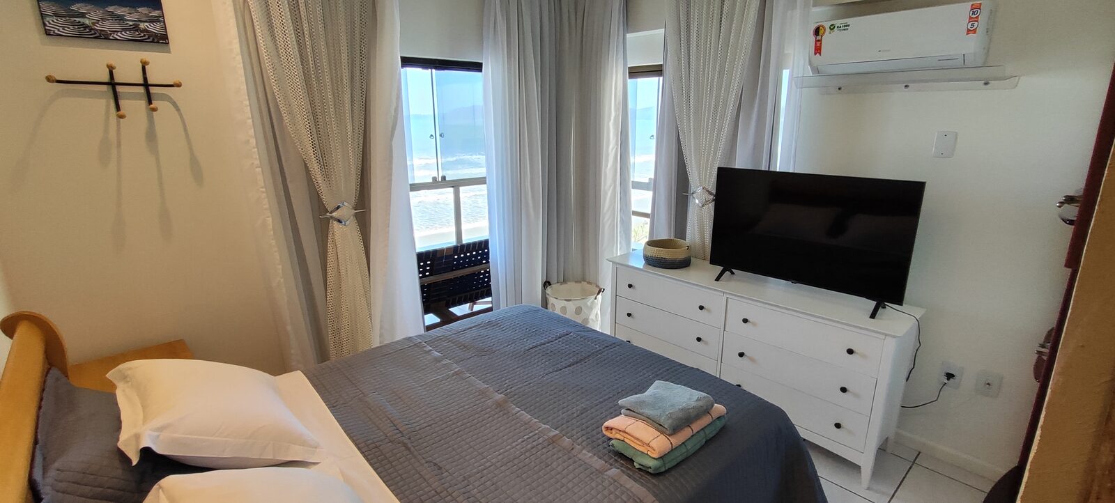 Quarto com cama de casal e vista do mar