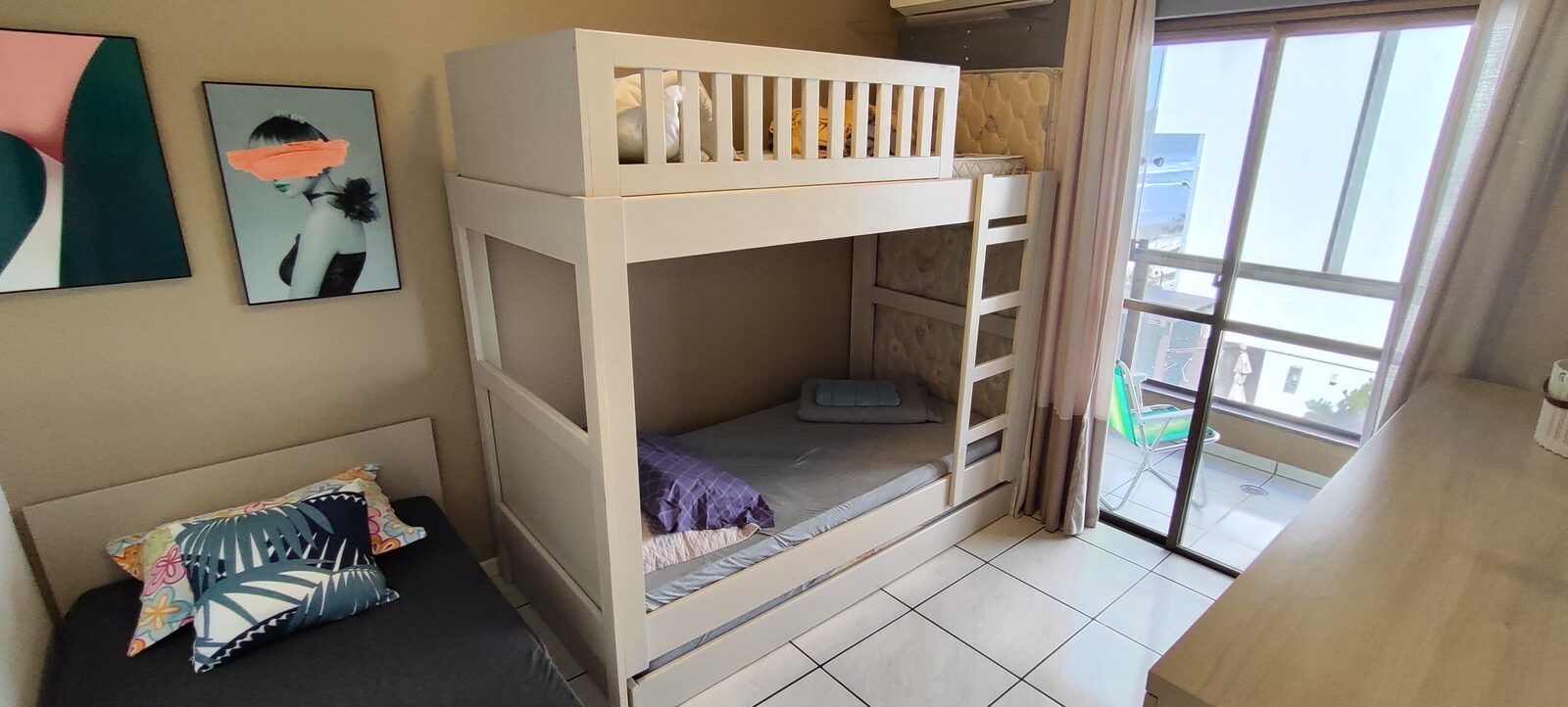 Quarto kids com cama de solteiro e beliche