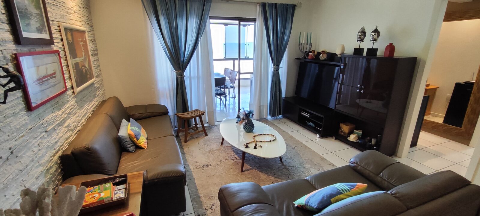 Sala de estar com sofás e TV