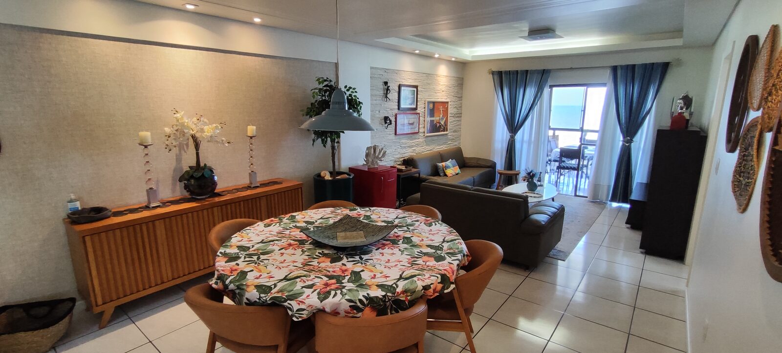 Sala de jantar com mesa redonda