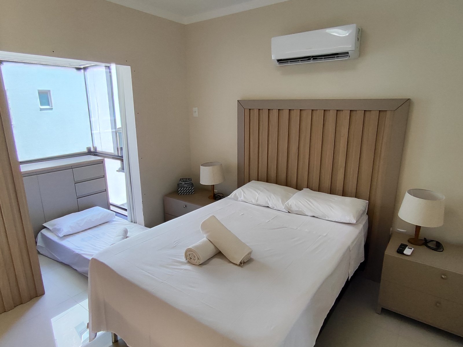 Quarto com cama de casal e parede de destaque