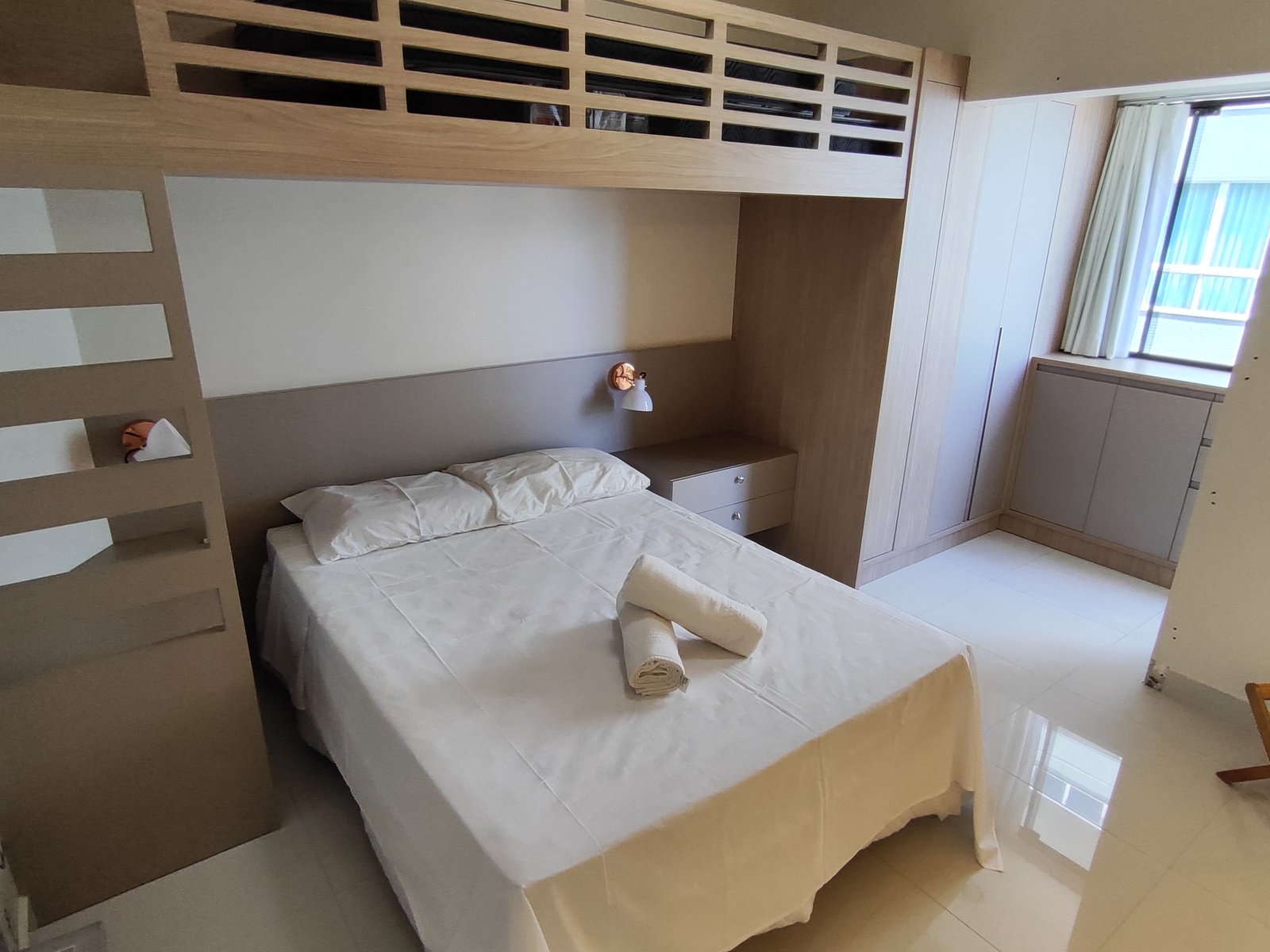 Quarto com cama de casal e bicama