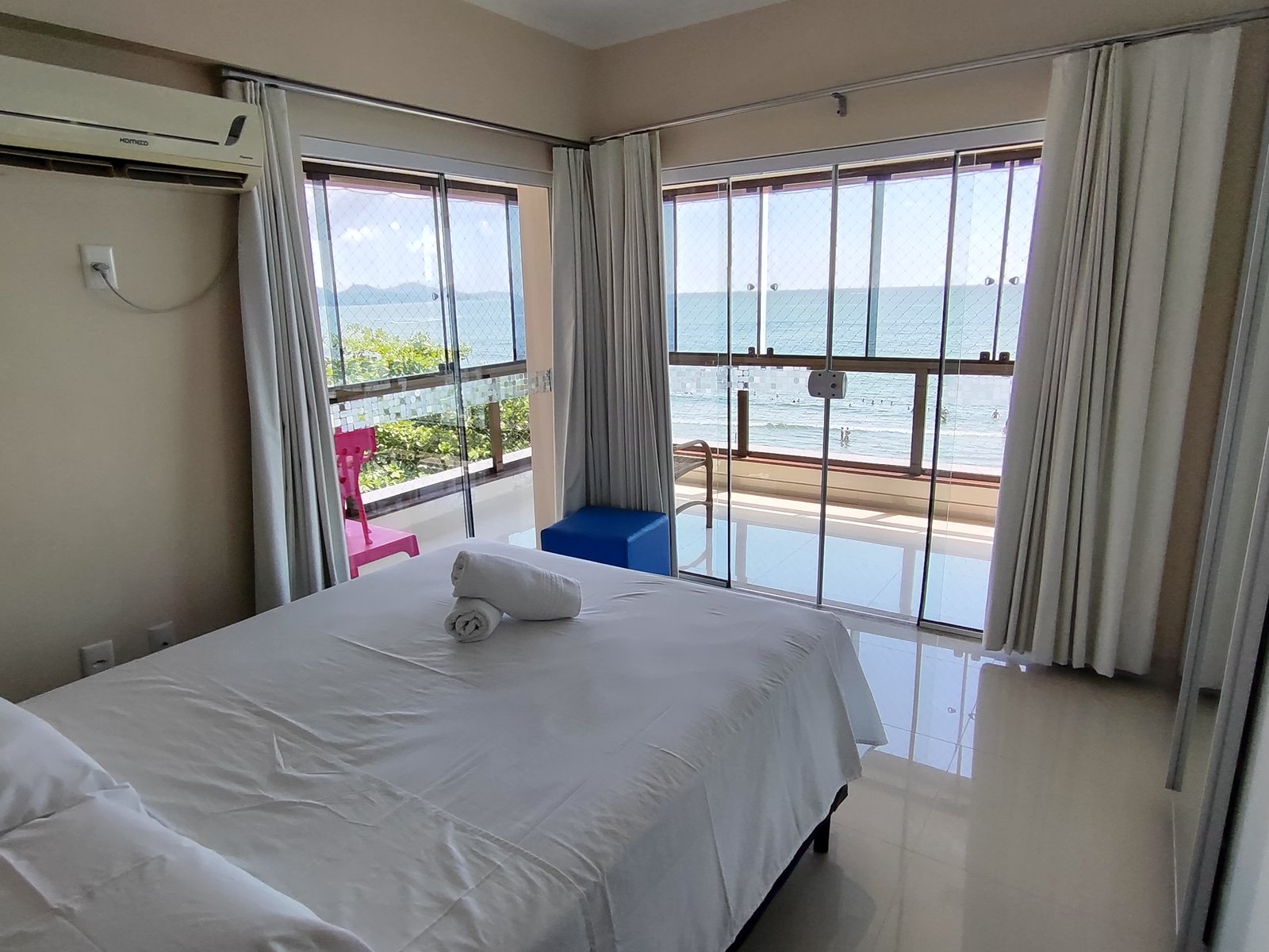 Quarto com cama de casal e vista do mar