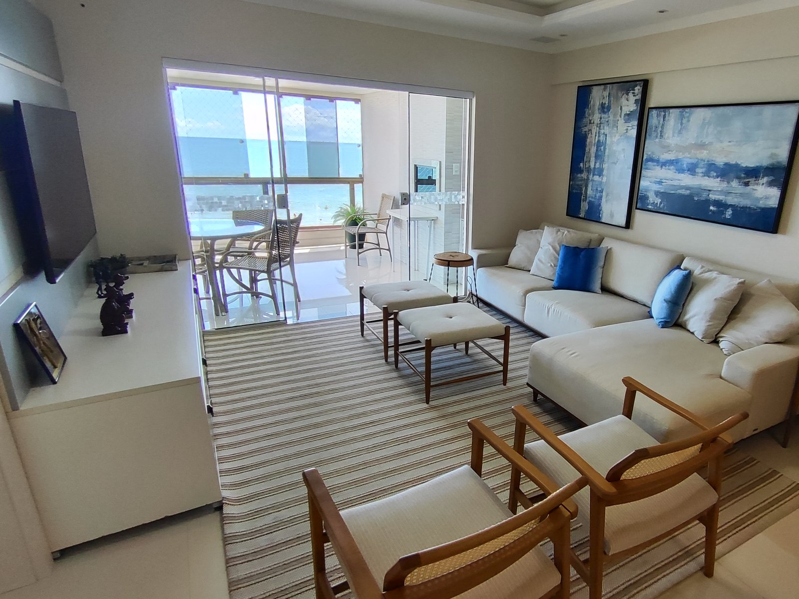 Sala de estar com sofá amplo e TV