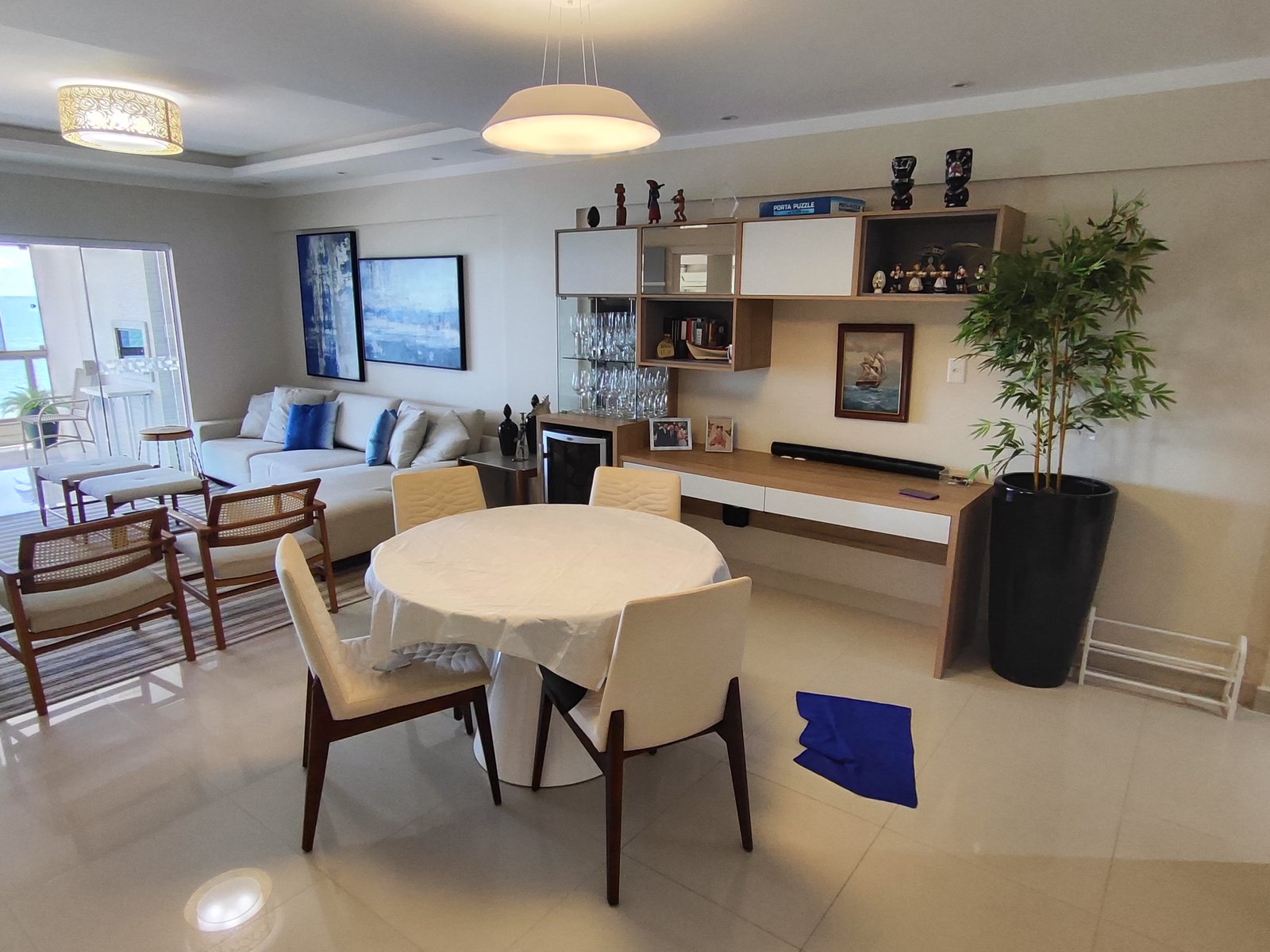 Sala de jantar com mesa redonda e bar com adega