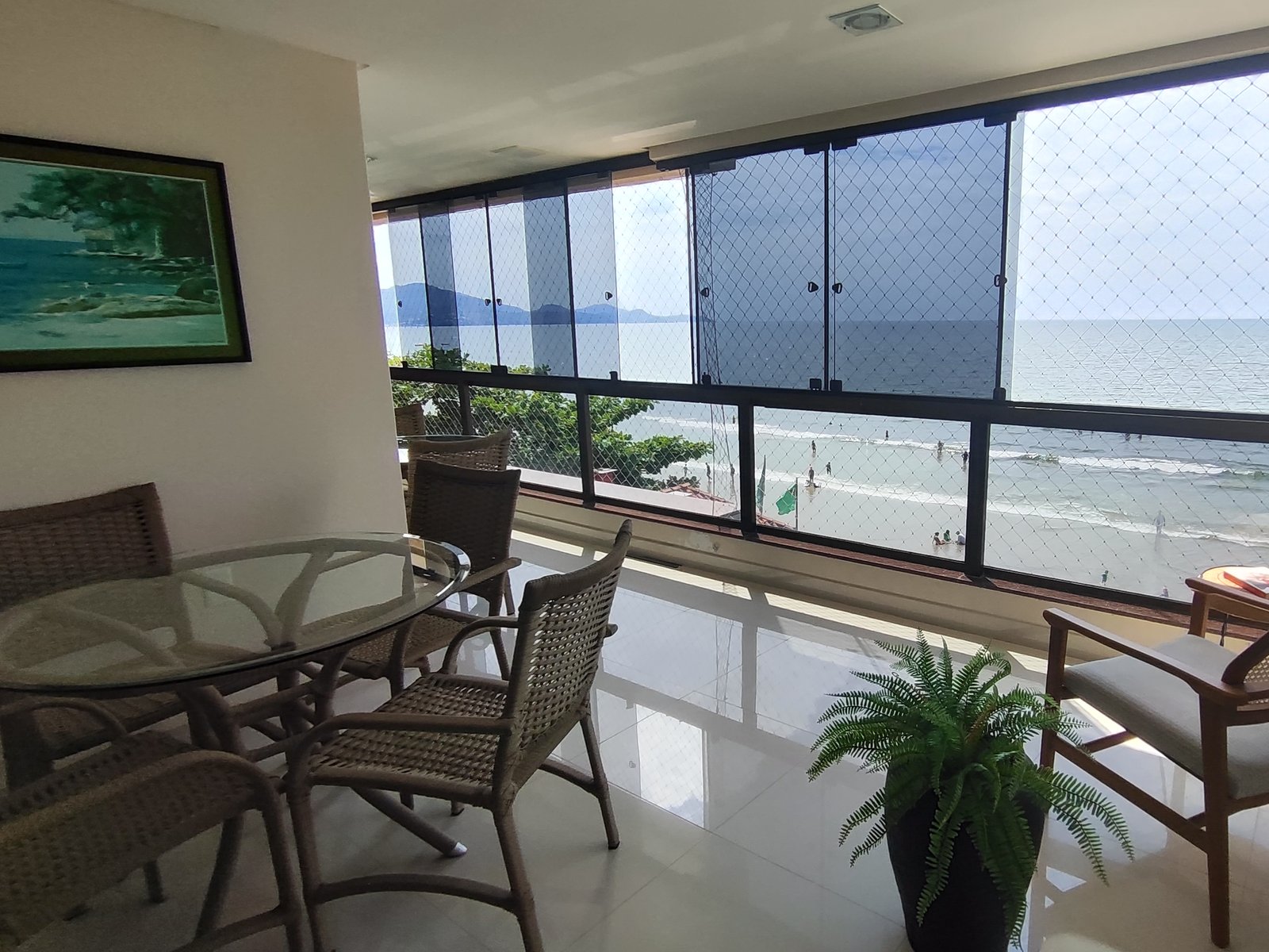 Varanda com espaço gourmet, bancada e TV