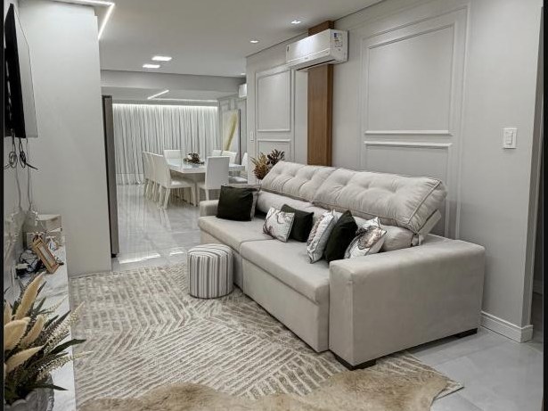 Sala de estar com sofá amplo