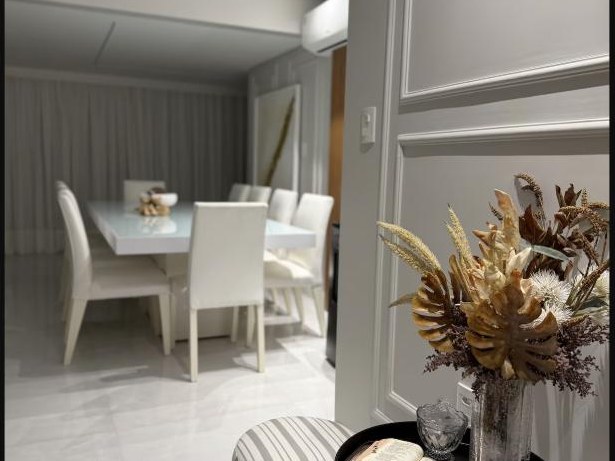 Sala de jantar com mesa para seis pessoas
