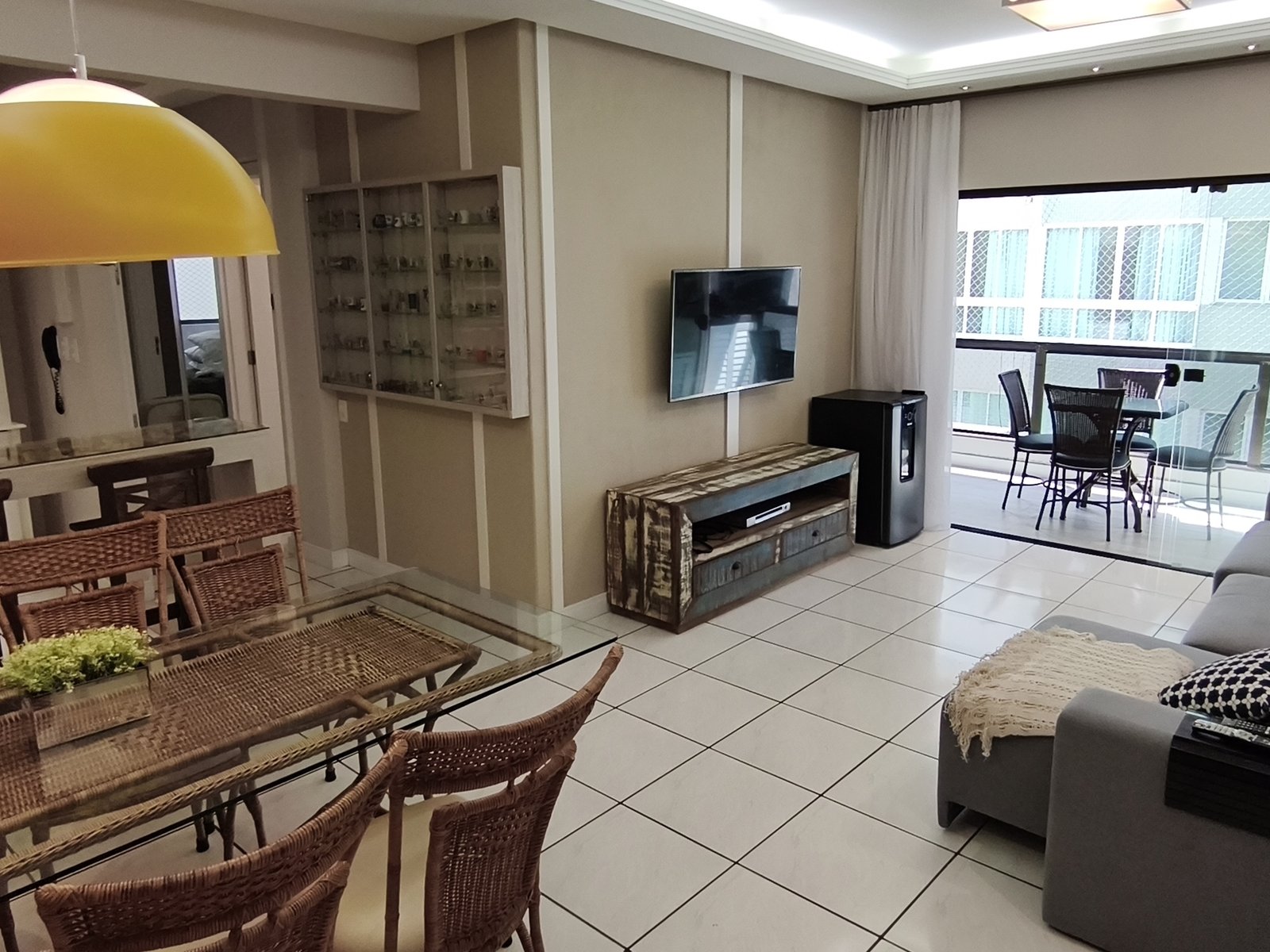 Sala de estar e jantar integradas com saída para a sacada