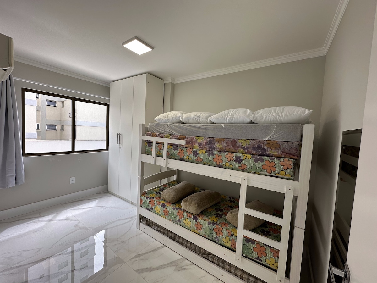 Quarto com treliche de três camas de solteiro e armário embutido