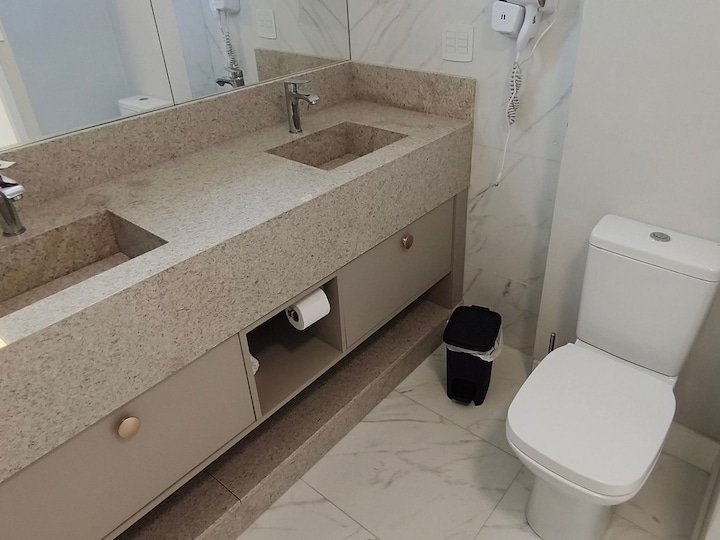 Banheiro da suíte principal com pia dupla