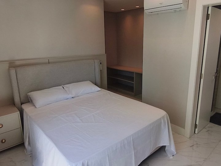 Suíte com cama de casal e ar-condicionado