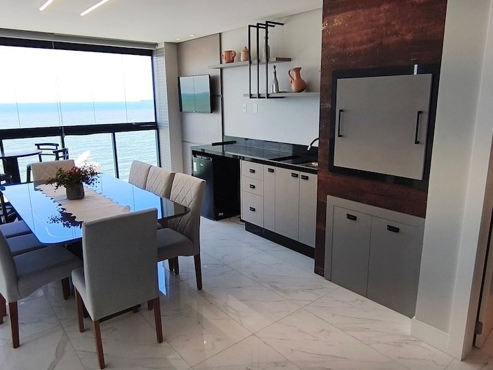Varanda gourmet com churrasqueira e mini-bar