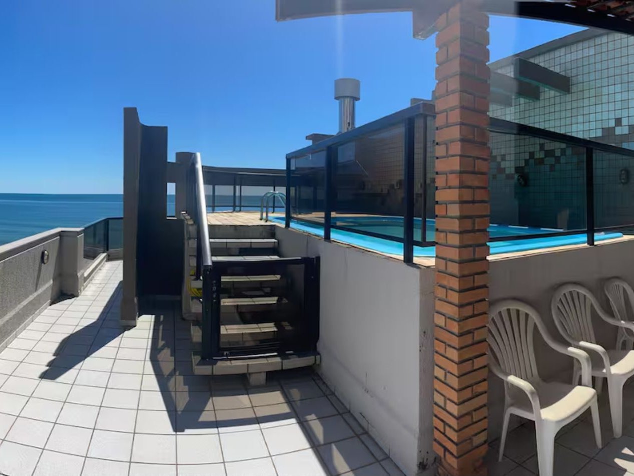 Piscina privativa com vista mar
