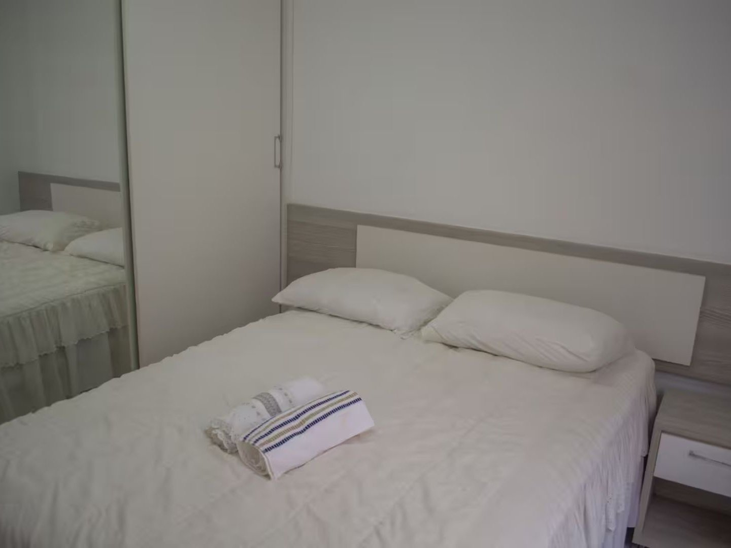 Quarto com cama de casal