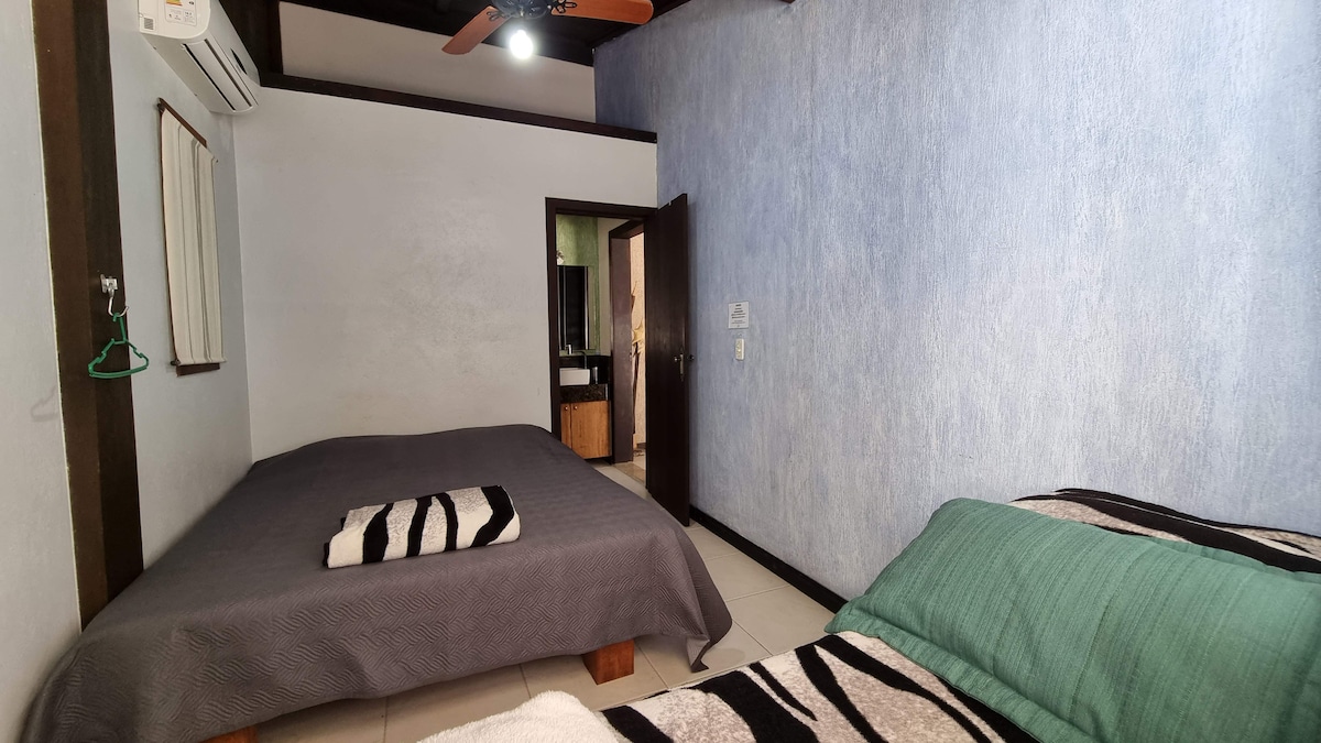 Quarto com parede estampada e cama de casal