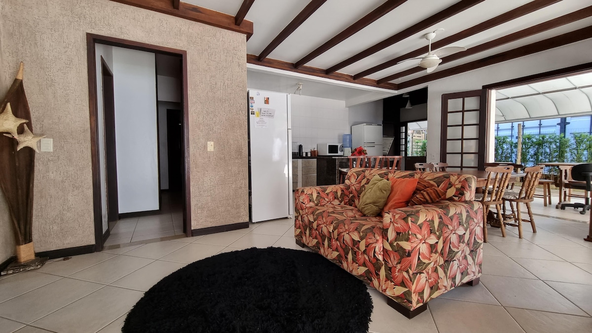 Sala de estar integrada à cozinha e à sala de jantar