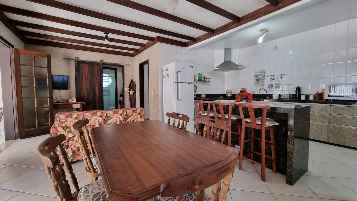 Sala de jantar com mesa ampla