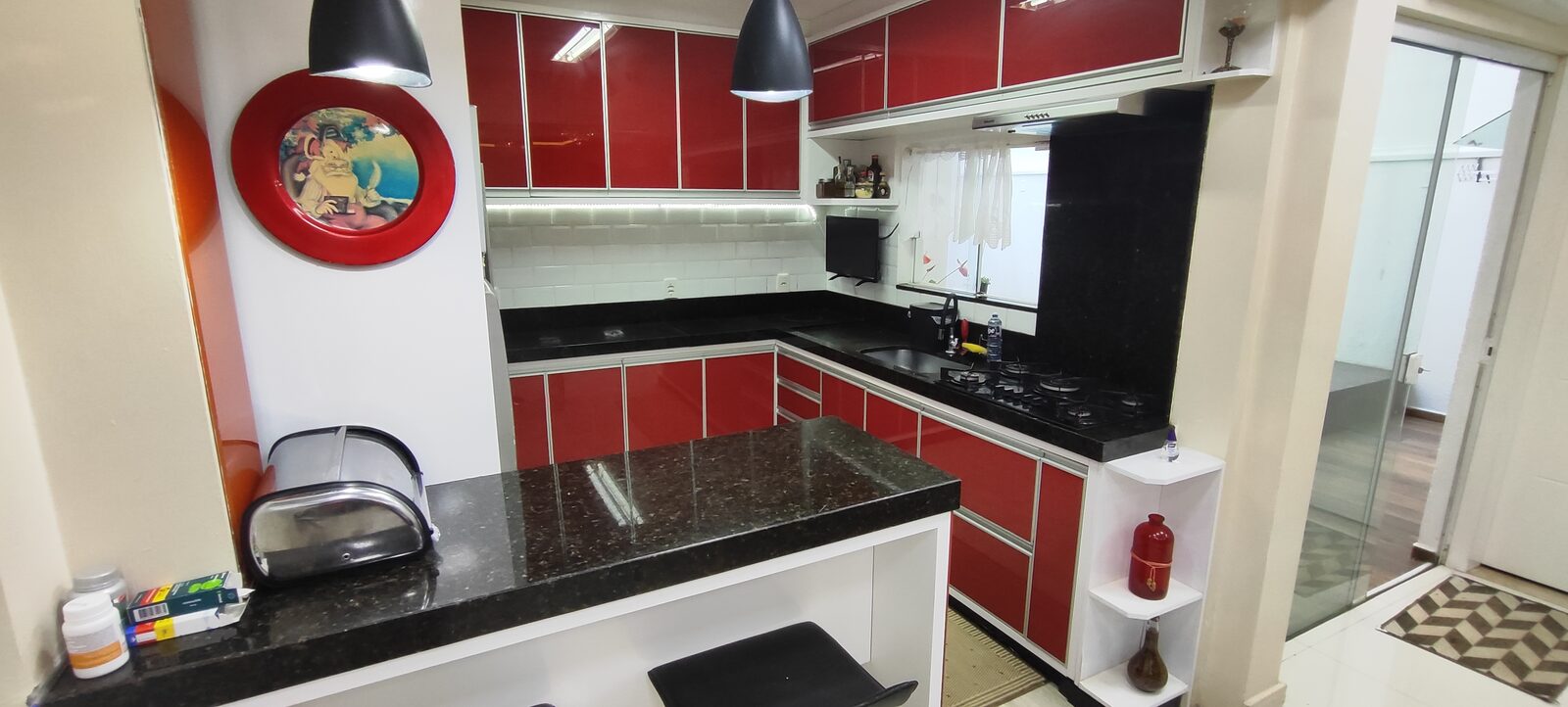Cozinha completa com fogão e armários