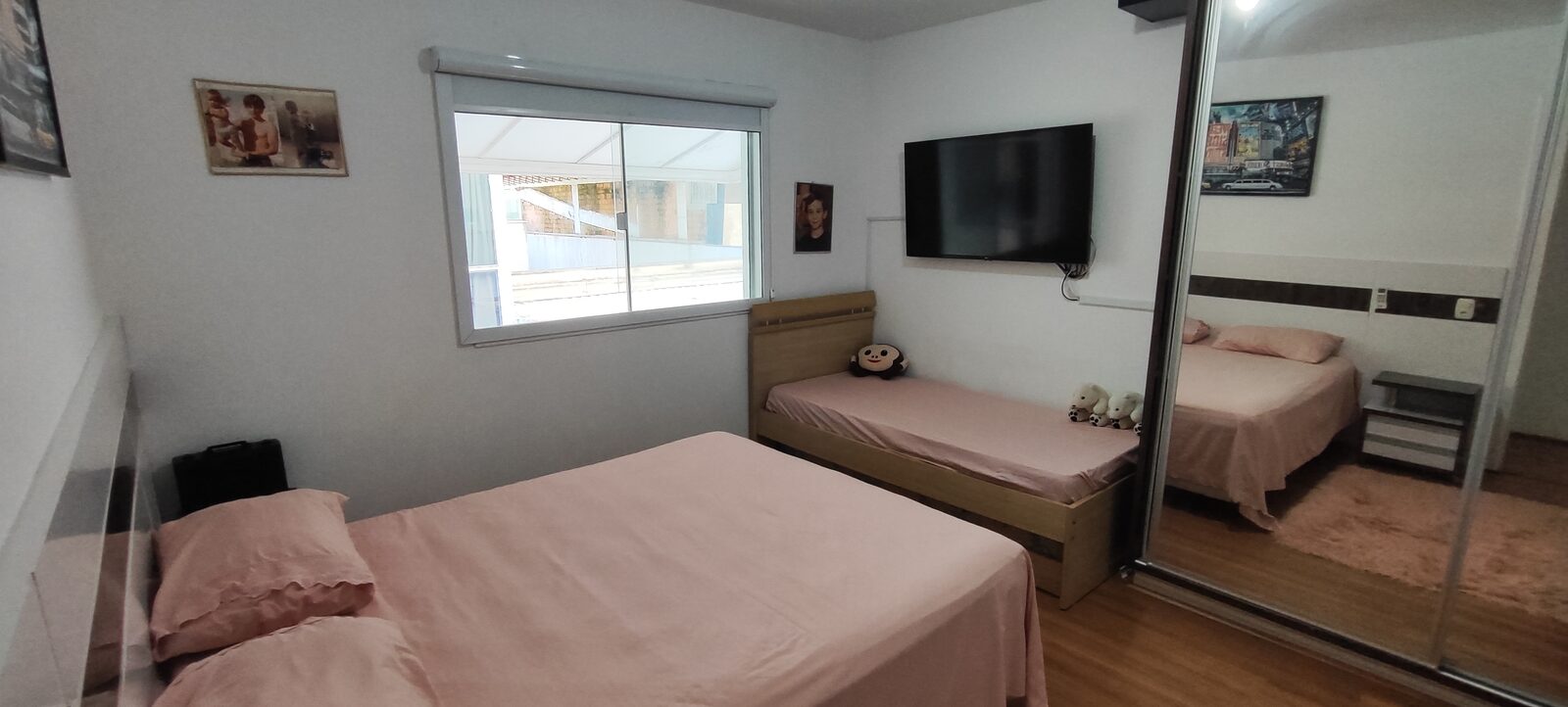 Quarto jovem com cama de solteiro e decoração descontraída