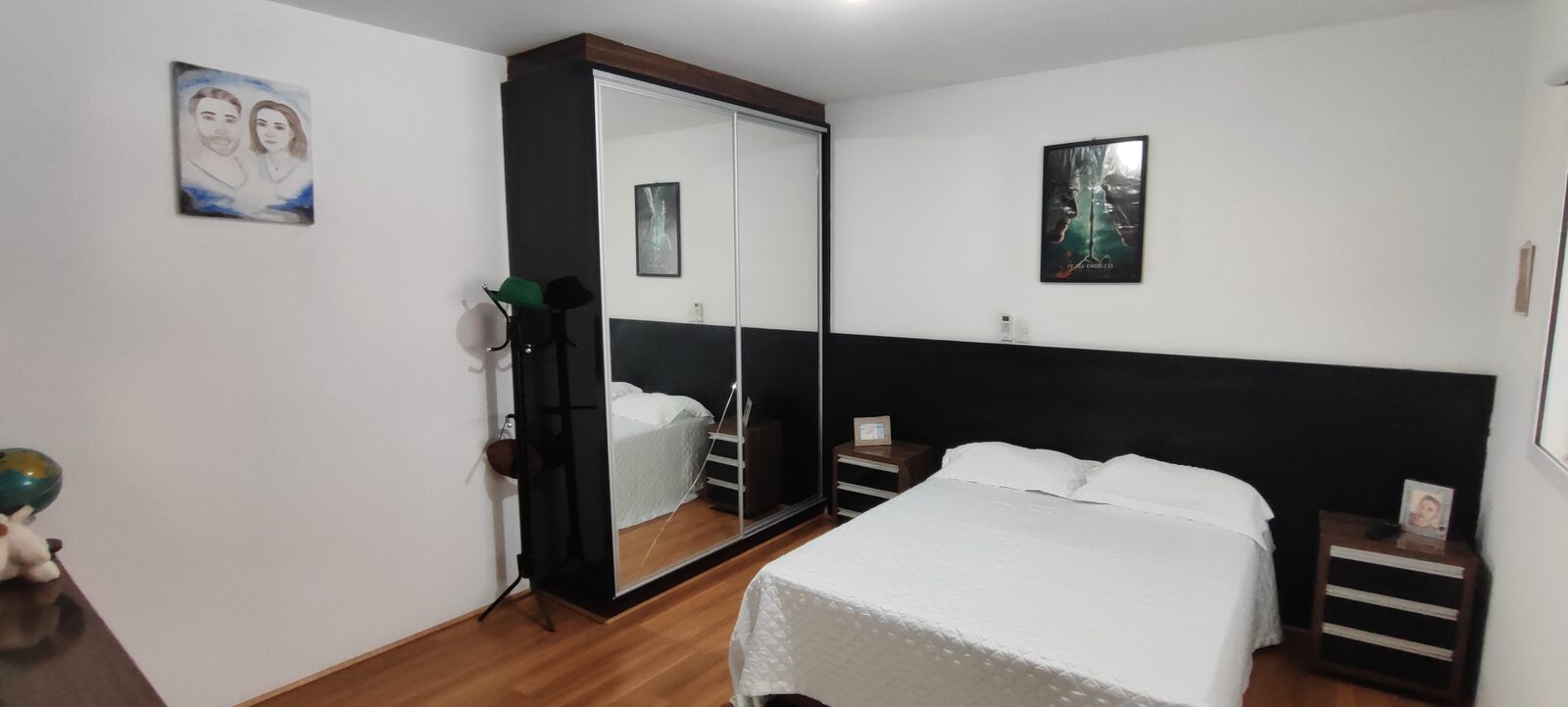 Quarto com cama de casal e parede preta