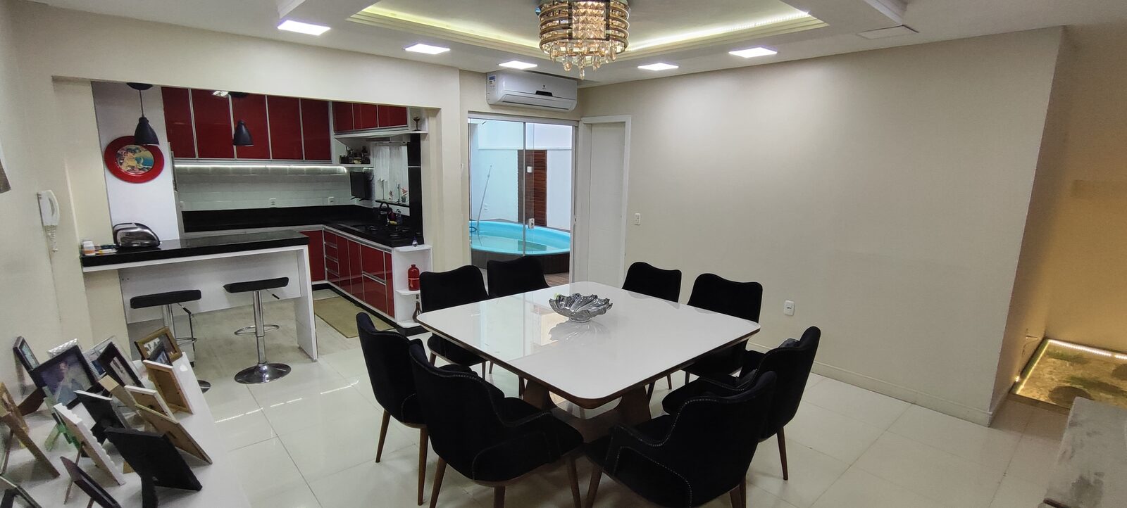 Sala de jantar com mesa para oito lugares