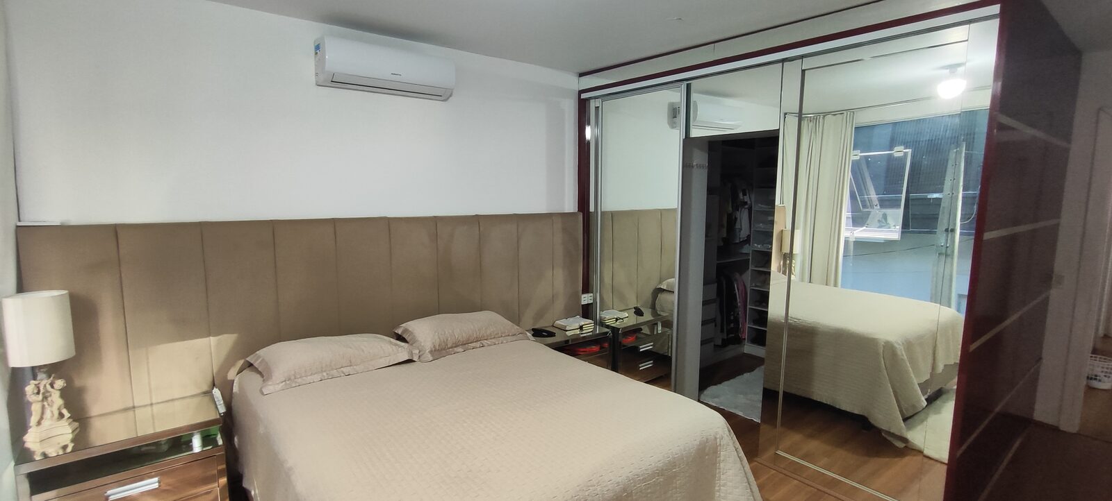 Suíte com cama queen e closet