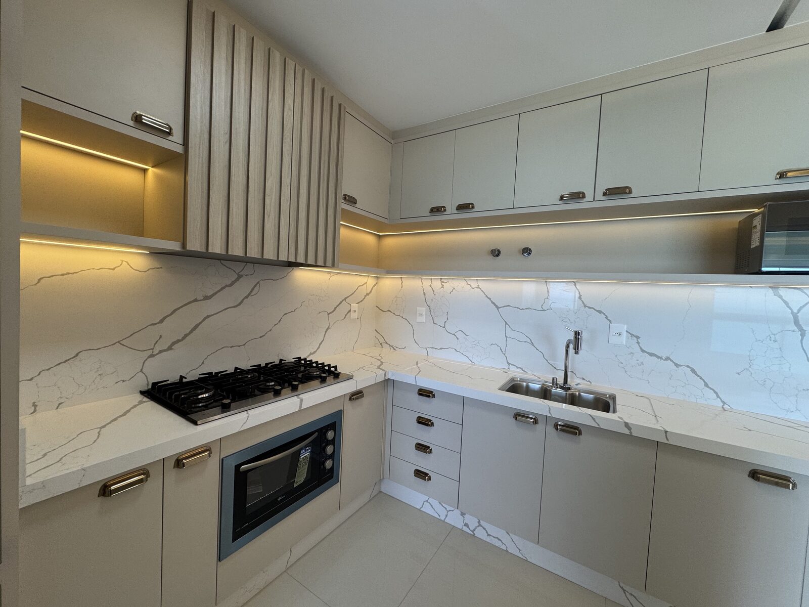 Cozinha gourmet com ilha em mármore