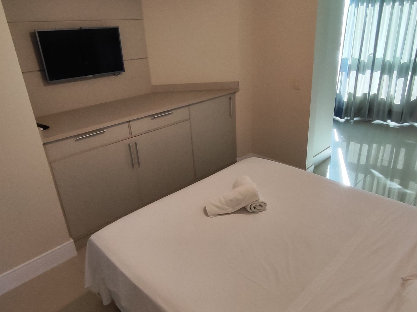 Suíte com cama de casal e TV