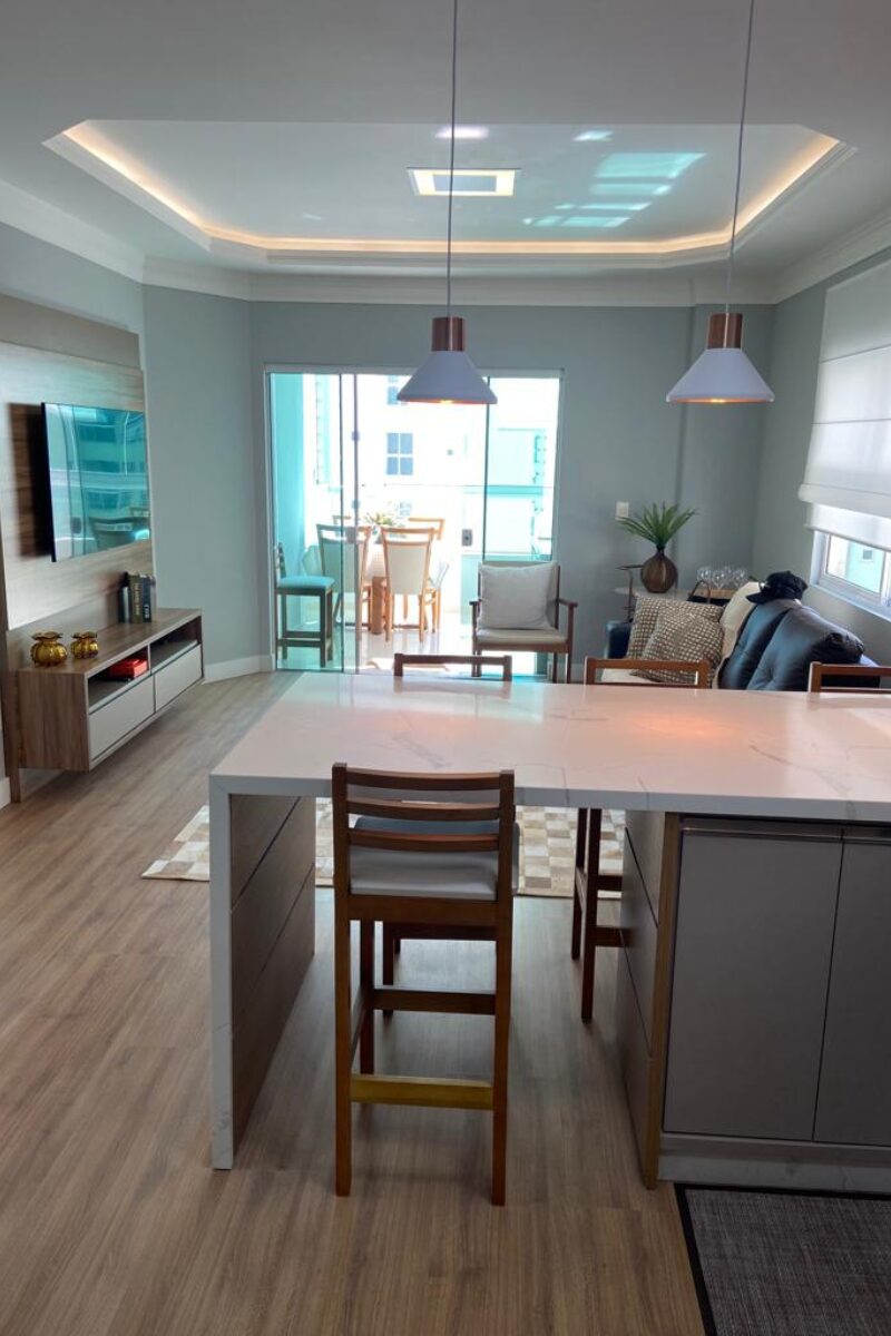 Cozinha integrada com ilha e mesa alta