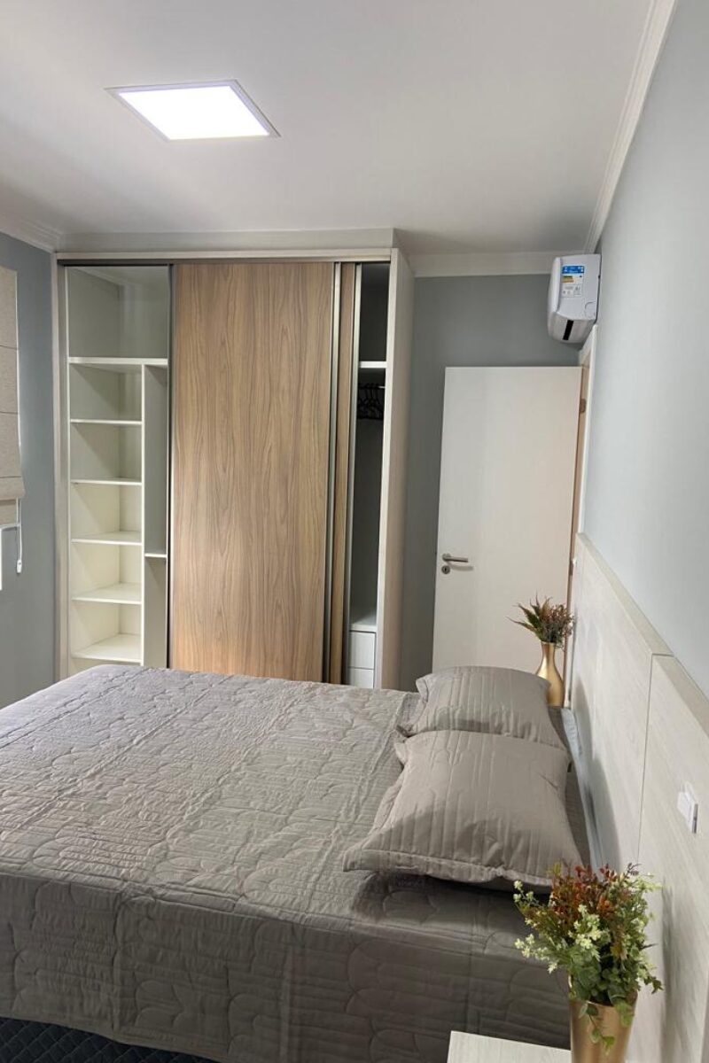 Quarto com cama de casal e closet