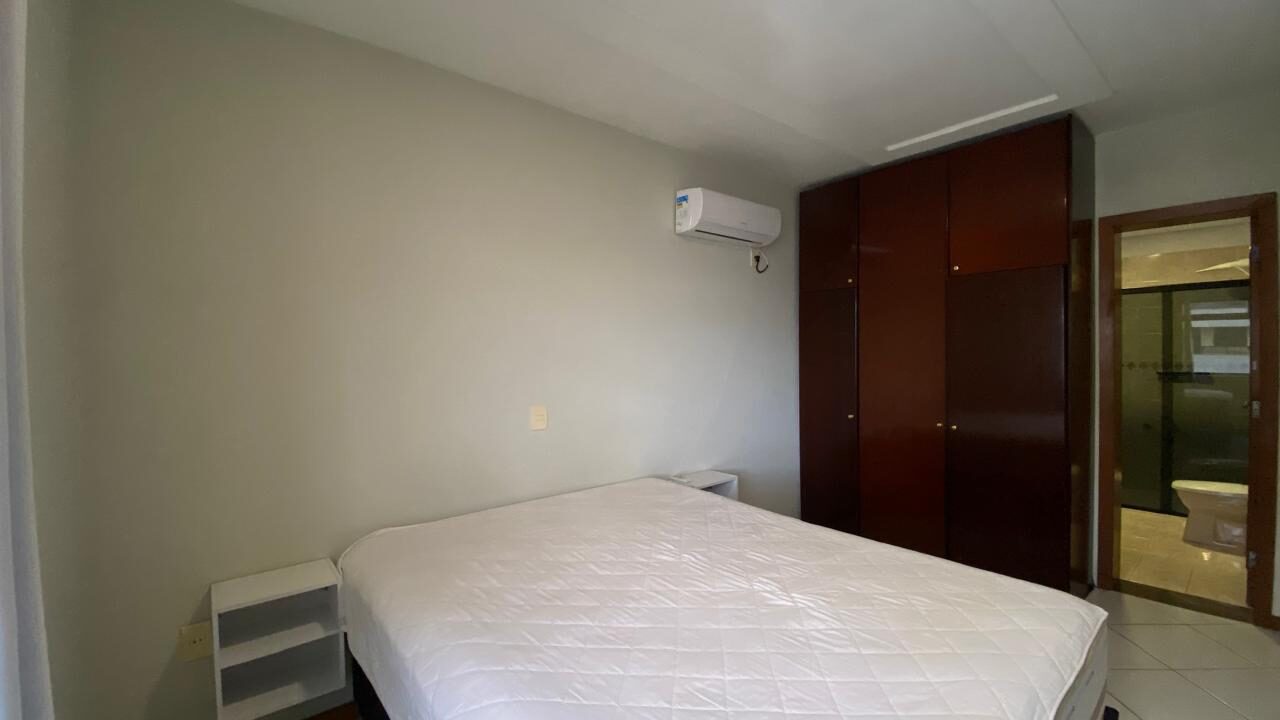 Suíte com cama de casal e ar-condicionado