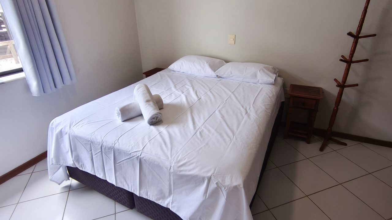 Quarto com cama de casal