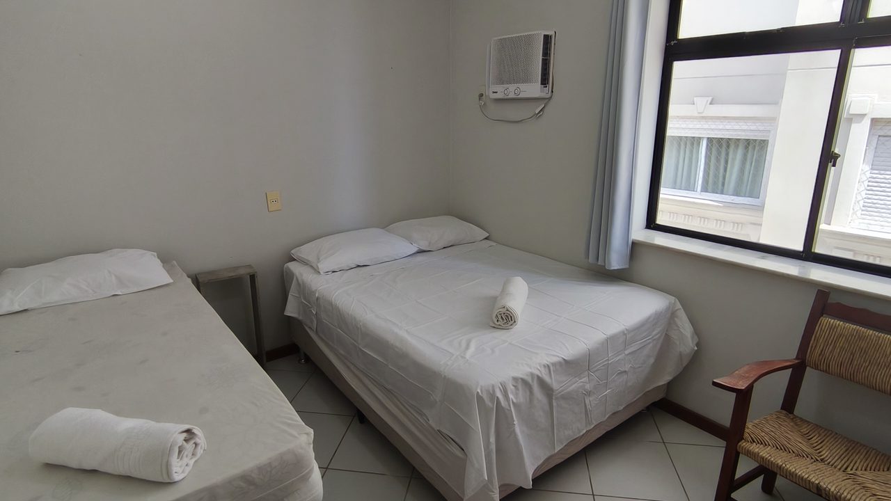 Quarto com cama de casal e cama de solteiro, ar-condicionado