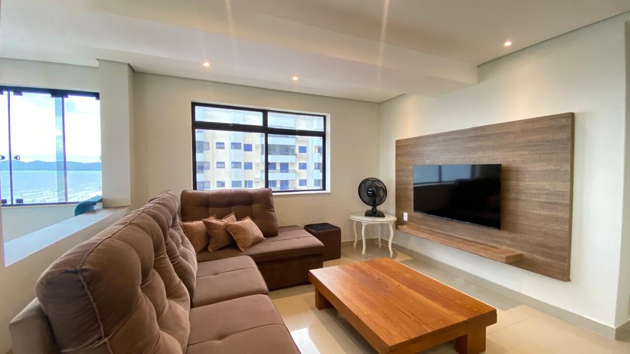 Sala de estar com painel de TV