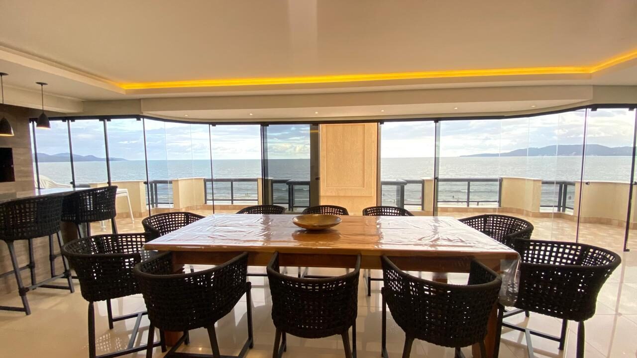 Sala de jantar integrada com vista mar