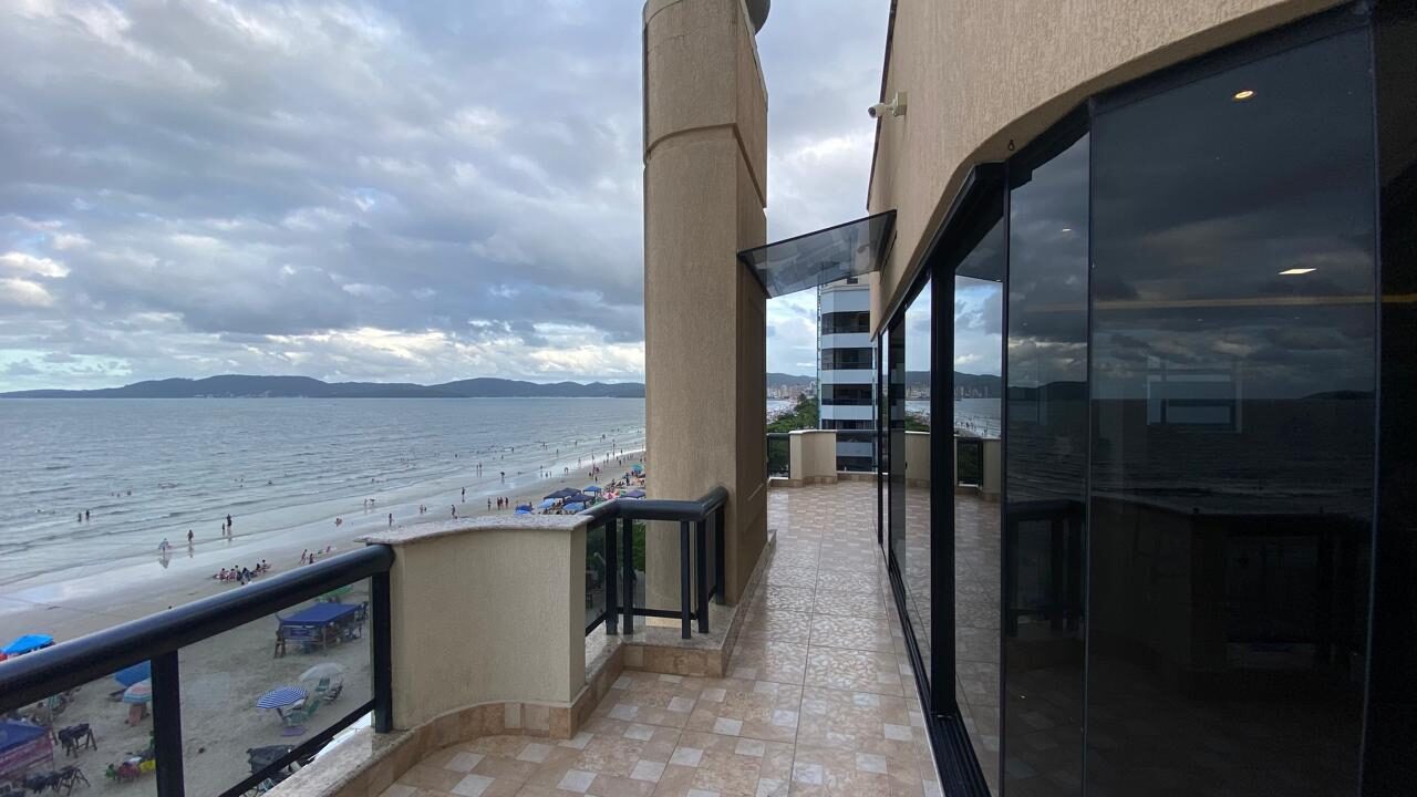 Varanda com vista mar ao entardecer