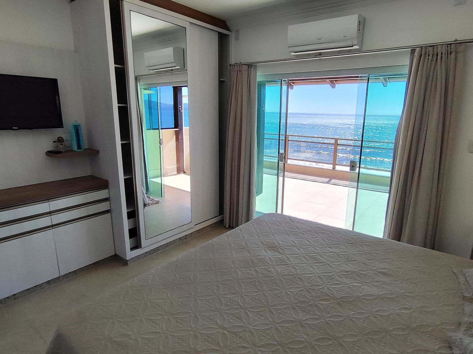 Quarto master com cama de casal e acesso direto ao terraço